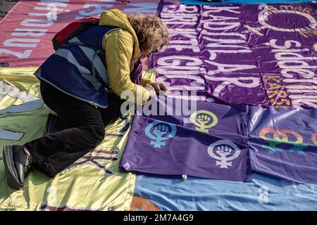 Istanbul, Turquie. 08th janvier 2023. Un démonstrateur rasent les bannières ensemble pendant la manifestation. La plate-forme femmes fortes ensemble s'est réunie au quai Kadikoy et a organisé une manifestation sur le féminicide, la violence contre les femmes et tous les autres problèmes rencontrés par les femmes. Crédit : SOPA Images Limited/Alamy Live News Banque D'Images