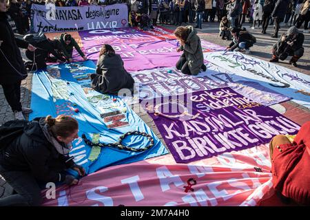 Istanbul, Turquie. 08th janvier 2023. Le démonstrateur a rassemblé des bannières pendant la manifestation. La plate-forme femmes fortes ensemble s'est réunie au quai Kadikoy et a organisé une manifestation sur le féminicide, la violence contre les femmes et tous les autres problèmes rencontrés par les femmes. Crédit : SOPA Images Limited/Alamy Live News Banque D'Images