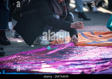 Istanbul, Turquie. 08th janvier 2023. Un démonstrateur rasent les bannières ensemble pendant la manifestation. La plate-forme femmes fortes ensemble s'est réunie au quai Kadikoy et a organisé une manifestation sur le féminicide, la violence contre les femmes et tous les autres problèmes rencontrés par les femmes. Crédit : SOPA Images Limited/Alamy Live News Banque D'Images