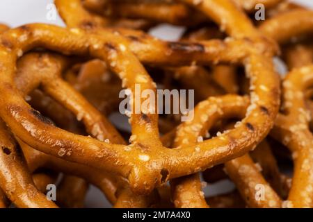 Un tas de bretzels frais salés isolés. Banque D'Images