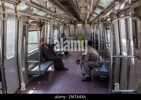 LE CAIRE, EGYPTE - 4 FÉVRIER 2019 : intérieur d'un métro au Caire, Egypte Banque D'Images