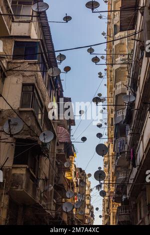 Ruelle étroite avec des plats satellites à Alexandrie, Egypte Banque D'Images