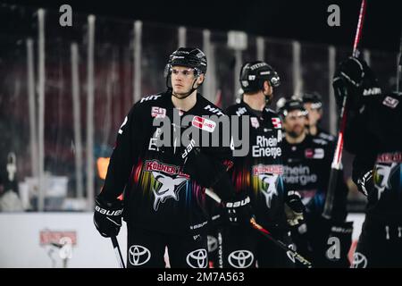 COLOGNE, ALLEMAGNE - 08 JANVIER 2023: Match de hockey DEL Koelner Haie - Augrsburger Panter Banque D'Images