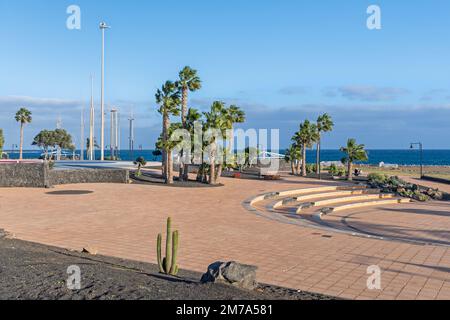 Puerto del Carmen, Espagne - 28 novembre 2022: Place Plaza Las Naciones comme partie de la plage publique et de la promenade Playa de los Pocillos entre l'ai Banque D'Images