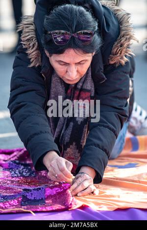 Istanbul, Turquie. 08th janvier 2023. Un démonstrateur rasent les bannières ensemble pendant la manifestation. La plate-forme femmes fortes ensemble s'est réunie au quai Kadikoy et a organisé une manifestation sur le féminicide, la violence contre les femmes et tous les autres problèmes rencontrés par les femmes. (Photo par Onur Dogman/SOPA Images/Sipa USA) crédit: SIPA USA/Alay Live News Banque D'Images
