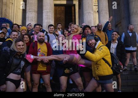 Londres, Royaume-Uni. 08th janvier 2023. Les participants à la « No Pantalon tube Ride » posent pour une photo de groupe à l'extérieur de la cathédrale St Paul de Londres. 'No Pantalon tube Ride' est retourné à Londres depuis qu'il a eu lieu en 2020 en raison de la pandémie de COVID. L'événement célèbre son anniversaire de 10th à Londres cette année. (Photo de Hesther ng/SOPA Images/Sipa USA) crédit: SIPA USA/Alay Live News Banque D'Images