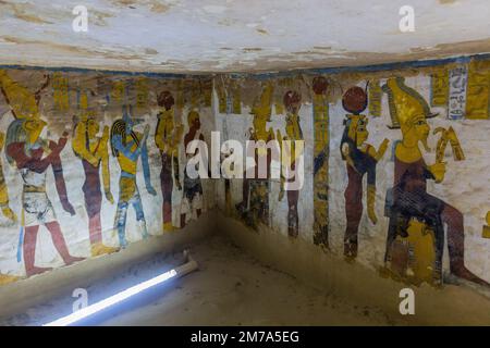 BAWUTI, ÉGYPTE - 5 FÉVRIER 2019 : painitngs muraux dans la tombe de Bannentiu dans l'oasis de Bahariya, Égypte Banque D'Images