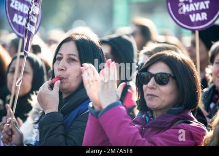 Istanbul, Turquie. 08th janvier 2023. Un manifestant siffle et un autre applaudit lors d'une manifestation. La plate-forme femmes fortes ensemble s'est réunie au quai Kadikoy et a organisé une manifestation sur le féminicide, la violence contre les femmes et tous les autres problèmes rencontrés par les femmes. (Photo par Onur Dogman/SOPA Images/Sipa USA) crédit: SIPA USA/Alay Live News Banque D'Images