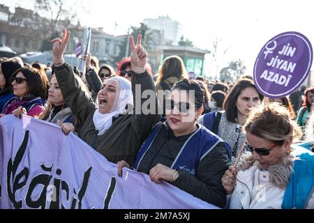 Istanbul, Turquie. 08th janvier 2023. Les manifestants tiennent une bannière et brandent des slogans pendant la manifestation. La plate-forme femmes fortes ensemble s'est réunie au quai Kadikoy et a organisé une manifestation sur le féminicide, la violence contre les femmes et tous les autres problèmes rencontrés par les femmes. (Photo par Onur Dogman/SOPA Images/Sipa USA) crédit: SIPA USA/Alay Live News Banque D'Images