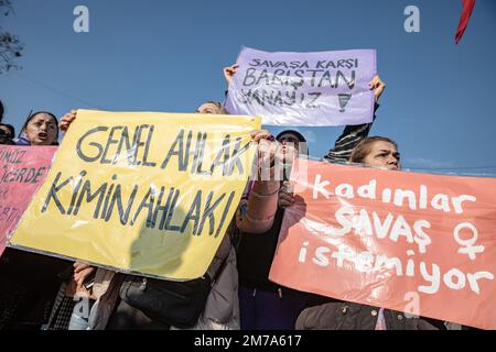 Istanbul, Turquie. 08th janvier 2023. Les manifestants tiennent des écriteaux exprimant leur opinion pendant la manifestation. La plate-forme femmes fortes ensemble s'est réunie au quai Kadikoy et a organisé une manifestation sur le féminicide, la violence contre les femmes et tous les autres problèmes rencontrés par les femmes. (Photo par Onur Dogman/SOPA Images/Sipa USA) crédit: SIPA USA/Alay Live News Banque D'Images