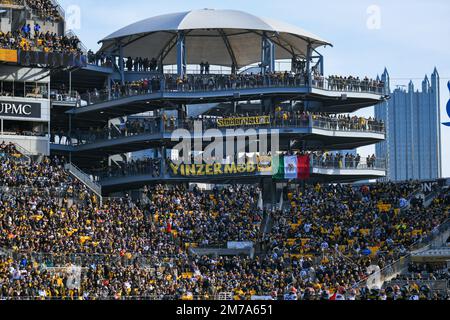 Pittsburgh, Pennsylvanie, États-Unis. 8th janvier 2023. Fans de 8 janvier 2023 pendant les Steelers de Pittsburgh contre les Browns de Cleveland à Pittsburgh, PA. Jake Mysliwczyk/BMR (image de crédit: © Jake Mysliwczyk/BMR via ZUMA Press Wire) crédit: ZUMA Press, Inc./Alamy Live News Banque D'Images