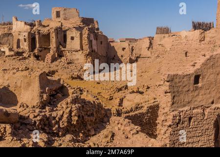 Maisons en briques de boue en ruines dans la ville de Mut, dans l'oasis de Dakhla, en Égypte Banque D'Images