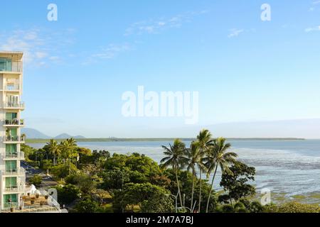 Ciel bleu clair et palmiers qui se balancent sur l'esplanade de Cairns : mer de Corail, Cairns ; extrême nord du Queensland, Australie Banque D'Images