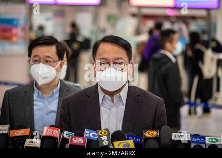 John Lee Ka-chiu, chef de l'exécutif, et Eric Chan Kwok-ki, chef de l'administration, ont assisté à la conférence de presse après avoir inspecté le contrôle frontalier à Lok Ma Chau entre Shenzhen, Chine et Hong Kong. Le port de Futian/le point de contrôle de la ligne d'épi Lok Ma Chau et la station Lok Ma Chau reliant Shenzhen, en Chine, ont repris leur service transfrontalier et ont accueilli le premier lot de passagers transfrontaliers pour la première fois en trois ans après la pandémie de COVID-19, le matin de 8 janvier, Dans le cadre de la reprise du contrôle normalisé des frontières entre la Chine et Hong Kong. Banque D'Images