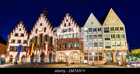 Maisons traditionnelles sur la place Roemerberg à Francfort-sur-le-main, Allemagne la nuit Banque D'Images