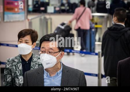 Le chef de l'exécutif de Hong Kong, John Lee Ka-chiu, a assisté à la conférence de presse après avoir inspecté le contrôle frontalier entre Shenzhen, Chine et Hong Kong. Le port de Futian/le point de contrôle de la ligne d'épi Lok Ma Chau et la station Lok Ma Chau reliant Shenzhen, en Chine, ont repris leur service transfrontalier et ont accueilli le premier lot de passagers transfrontaliers pour la première fois en trois ans après la pandémie de COVID-19, le matin de 8 janvier, Dans le cadre de la reprise du contrôle normalisé des frontières entre la Chine et Hong Kong. (Photo par Alex Chan/SOPA Images/Sipa USA) Banque D'Images