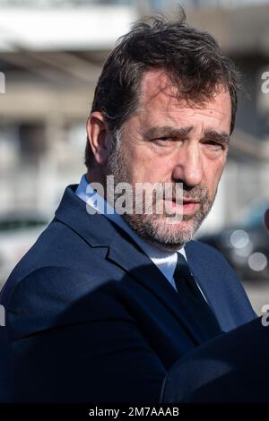 Marseille, France. 6th janvier 2023. Christophe Castaner vu lors d'une visite en bateau du port commercial de Marseille. Christophe Castaner, ancien ministre de l'intérieur sous le premier mandat de cinq ans d'Emmanuel Macron, a été élu président du conseil de surveillance du Grand Port Maritime de Marseille (GPMM) en novembre 2022. Les objectifs sont de réduire considérablement l'impact des activités maritimes sur la qualité de l'air et de faire du complexe portuaire de Marseille Fos le premier point d'entrée méditerranéen en Europe du Nord. Le président Emmanuel Macron a indiqué qu'il voulait intégrer la transaction Banque D'Images