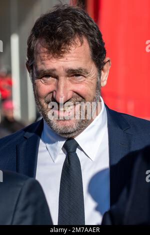 Marseille, France. 6th janvier 2023. Christophe Castaner vu lors d'une visite en bateau du port commercial de Marseille. Christophe Castaner, ancien ministre de l'intérieur sous le premier mandat de cinq ans d'Emmanuel Macron, a été élu président du conseil de surveillance du Grand Port Maritime de Marseille (GPMM) en novembre 2022. Les objectifs sont de réduire considérablement l'impact des activités maritimes sur la qualité de l'air et de faire du complexe portuaire de Marseille Fos le premier point d'entrée méditerranéen en Europe du Nord. Le président Emmanuel Macron a indiqué qu'il voulait intégrer la transaction Banque D'Images