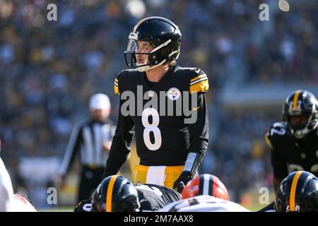 Pittsburgh, Pennsylvanie, États-Unis. 8th janvier 2023. 8 janvier 2023 le quarterback des Steelers de Pittsburgh Kenny Pickett (8) pendant les Steelers de Pittsburgh contre les Cleveland Browns de Pittsburgh, PA. Jake Mysliwczyk/BMR (image de crédit: © Jake Mysliwczyk/BMR via ZUMA Press Wire) crédit: ZUMA Press, Inc./Alamy Live News Banque D'Images