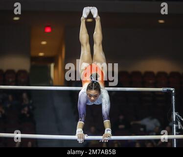 Las Vegas, Nevada, États-Unis. 7th janvier 2023. Sunisa Lee d'Auburn lors de la séance 4 de la rencontre de gymnastique de la collégiale Super 16 à l'Orleans Arena de Las Vegas, Nevada. Kyle Okita/CSM/Alamy Live News Banque D'Images