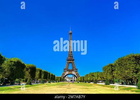 La Tour Eiffel sur le champ de Mars à Paris. Attraction touristique majeure en France Banque D'Images