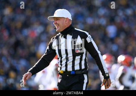 Pittsburgh, Pennsylvanie, États-Unis. 8th janvier 2023. 8 janvier 2023 Referee Clete Blakeman (34) lors de Pittsburgh Steelers vs Cleveland Browns à Pittsburgh, PA. Jake Mysliwczyk/BMR (image de crédit: © Jake Mysliwczyk/BMR via ZUMA Press Wire) crédit: ZUMA Press, Inc./Alamy Live News Banque D'Images