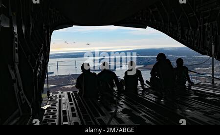 Vingt-quatre avions C-17 Globemaster III affectés aux ailes de transport aérien 315th et 437th de la base conjointe Charleston, en Caroline du Sud, participent à l'exercice de génération de mission 2023, le 5 janvier 2023. Cette génération de mission est l'occasion pour les aviateurs de 437th et 315th Airlift Wings de présenter leur travail acharné et leurs capacités de mission. (É.-U. Photo de la Force aérienne par le sergent d'état-major Haley D. Phillips) Banque D'Images