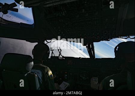 Vingt-quatre avions C-17 Globemaster III affectés aux ailes de transport aérien 315th et 437th de la base conjointe Charleston, en Caroline du Sud, participent à l'exercice de génération de mission 2023, le 5 janvier 2023. Cette génération de mission est l'occasion pour les aviateurs de 437th et 315th Airlift Wings de présenter leur travail acharné et leurs capacités de mission. (É.-U. Photo de la Force aérienne par le sergent d'état-major Haley D. Phillips) Banque D'Images