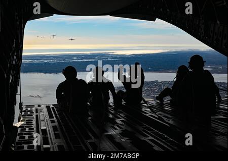 Plus de 20 avions C-17 Globemaster III affectés aux ailes de transport aérien 315th et 437th de la base conjointe Charleston, S.C. participent à l'exercice de génération de mission 2023, le 5 janvier 2023. Cette génération de mission est l'occasion pour les aviateurs de 437th et 315th Airlift Wings de présenter leur travail acharné et leurs capacités de mission. (É.-U. Photo de la Force aérienne par le sergent d'état-major Haley D. Phillips) Banque D'Images