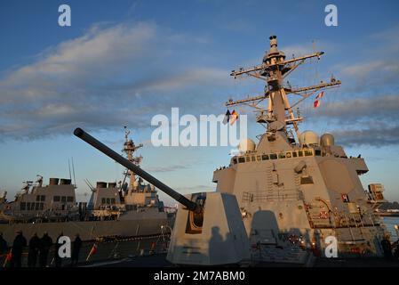 230106-N-DH616-00006 ROTA, ESPAGNE (06 JANV. 2023) - des marins regardent comme des gestionnaires de ligne pendant un transit maritime et d'ancrage sortant à bord du destroyer de missiles guidés de classe Arleigh Burke USS James E. Williams (DDG 95) Comme le navire part dans un déploiement prévu avec des alliés et des partenaires comme navire amiral pour le Groupe maritime permanent de l'OTAN deux (SNMG 2). Banque D'Images