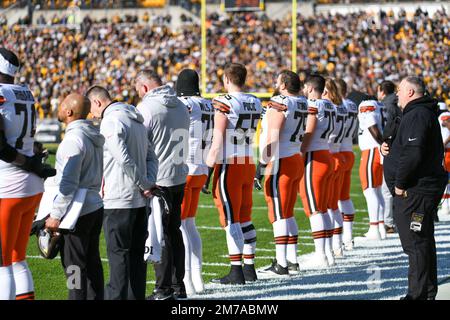 Pittsburgh, Pennsylvanie, États-Unis. 8th janvier 2023. Les Browns de Cleveland de 8 janvier 2023 pendant l'hymne national aux Steelers de Pittsburgh contre les Browns de Cleveland à Pittsburgh, PA. Jake Mysliwczyk/BMR (image de crédit: © Jake Mysliwczyk/BMR via ZUMA Press Wire) crédit: ZUMA Press, Inc./Alamy Live News Banque D'Images