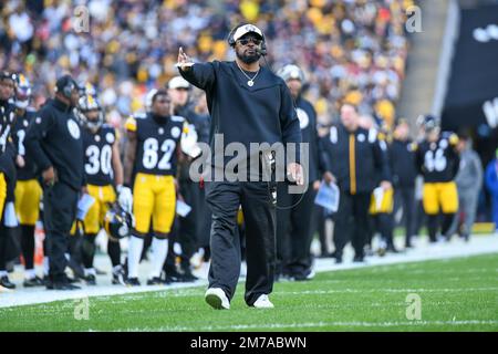 Pittsburgh, Pennsylvanie, États-Unis. 8th janvier 2023. Mike Tomlin, entraîneur-chef des Steelers de Pittsburgh, 8 janvier 2023, pendant les Steelers de Pittsburgh, contre les Cleveland Browns de Pittsburgh, PA. Jake Mysliwczyk/BMR (image de crédit: © Jake Mysliwczyk/BMR via ZUMA Press Wire) crédit: ZUMA Press, Inc./Alamy Live News Banque D'Images