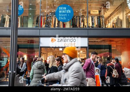 Photo du magasin d'usine Zalando à Cologne, en Allemagne. Zalando se est un détaillant en ligne allemand de chaussures, de mode et de beauté. La maquette Banque D'Images