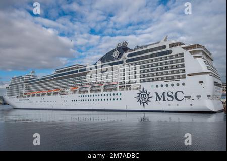 Marseille, France. 06th janvier 2023. Le MSC Magnifica est amarré au terminal de croisière du port de Marseille. Le MSC Magnifica est un navire de croisière de la société MSC Cruises, construit aux Chantiers de l'Atlantique à Saint-Nazaire. Il dispose de 1 259 cabines pour le transport de 2 518 passagers et des croisières sur la mer Méditerranée. (Photo de Laurent Coust/SOPA Images/Sipa USA) crédit: SIPA USA/Alay Live News Banque D'Images