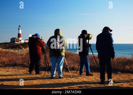 Les observateurs d'oiseaux comptent les oiseaux à travers leurs télescopes tout en bravant une journée froide vive à Montauk, long Island, New York Banque D'Images