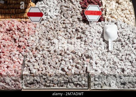 Photo de piles de délices turcs à vendre à Istanbul. Le délice turc ou lokum est une famille de confiseries à base de gel d'amidon et de sucre. Pré Banque D'Images