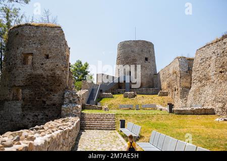 Les ruines restaurées de la forteresse de Bologa en Transylvanie, qui fait partie du circuit touristique. Banque D'Images