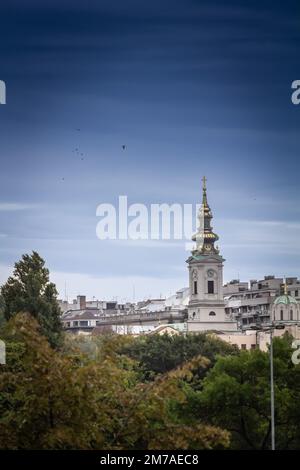 Photo de la cathédrale de Belgrade, également connue sous le nom de Saborna Crkva, vue d'une rue voisine du quartier de Stari Grad, avec des bâtiments datant de 19th ans. Banque D'Images