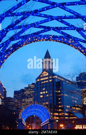 La Custom House de Boston est encadrée par un treillis orné de lumières de Noël Banque D'Images