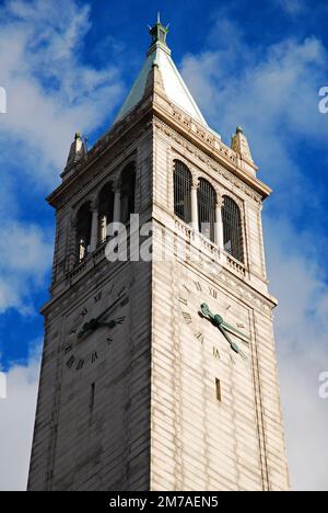 Le Sather Campanile de l'Université de Californie à Berkeley se trouve au-dessus du campus universitaire dans la région de la baie de San Francisco Banque D'Images