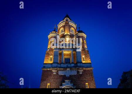 Photo de la tour Gardos vue d'en dessous pendant la soirée. Gardos Tower également connu sous le nom de Millennium Tower ou Kula Sibinjanin Janka est un tow commémoratif Banque D'Images