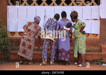 Abomey, Bénin. 8th janvier 2023. Les électeurs regardent la liste électorale dans un bureau de vote à Abomey, au Bénin, le 8 janvier 2023. Le Bénin a tenu des élections législatives dimanche. Crédit: Seraphin Zounyekpe/Xinhua/Alamy Live News Banque D'Images