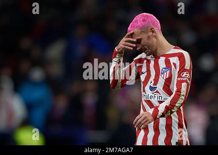 Madrid, Espagne. 8th janvier 2023. Antoine Griezmann de l'Atletico de Madrid semble abattu lors d'un match de football espagnol de la Liga entre l'Atletico de Madrid et le FC Barcelone à Madrid, Espagne, le 8 janvier 2023. Crédit: Pablo Morano/Xinhua/Alay Live News Banque D'Images