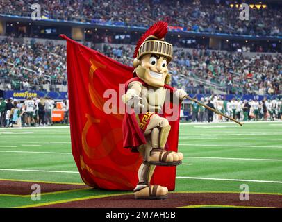 Arlington, Texas, États-Unis. 2nd janvier 2023. La mascotte des chevaux de Troie USC pose pendant le match du Goodyear Cotton Bowl entre la vague verte de Tulane et les chevaux de Troie de l'Université de Californie du Sud sur 2 janvier 2023 au STADE AT&T d'Arlington, Texas. (Crédit obligatoire : Freddie Beckwith/MarinMedia.org/Cal Sport Media) (photographe complet absolu, et crédits requis).télévision, ou magazines à but lucratif Contactez MarinMedia directement. Crédit : csm/Alay Live News Banque D'Images