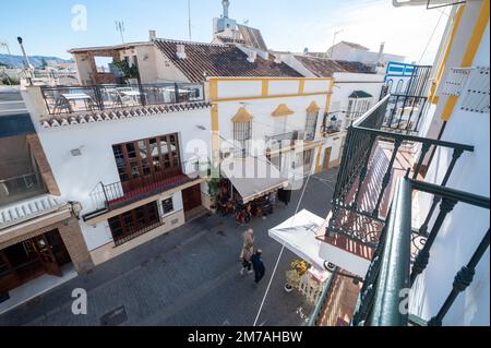 Nerja, Espagne : 2022 22 novembre : les gens marchent dans la ville de Nerja à Malaga, Espagne en 2022. Banque D'Images