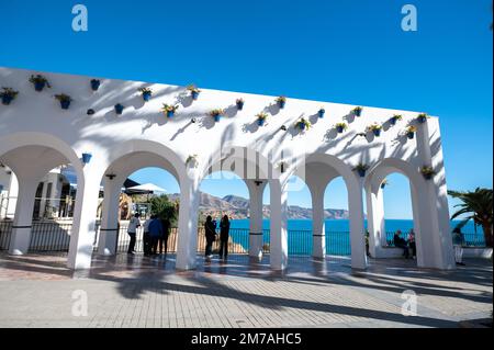 Nerja, Espagne : 2022 22 novembre : les habitants du balcon de Europa dans la ville de Nerja à Malaga, Espagne en 2022. Banque D'Images