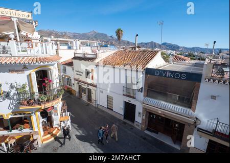 Nerja, Espagne : 2022 22 novembre : les gens marchent dans la ville de Nerja à Malaga, Espagne en 2022. Banque D'Images