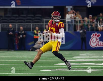 Arlington, Texas, États-Unis. 2nd janvier 2023. Le quarterback de l'USC Trojans Caleb Williams (13) prend le pas lors du match du Goodyear Cotton Bowl entre la vague verte de Tulane et les chevaux de Troie de l'Université de Californie du Sud sur 2 janvier 2023 au STADE AT&T d'Arlington, Texas. (Crédit obligatoire : Freddie Beckwith/MarinMedia.org/Cal Sport Media) (photographe complet absolu, et crédits requis).télévision, ou magazines à but lucratif Contactez MarinMedia directement. Crédit : csm/Alay Live News Banque D'Images