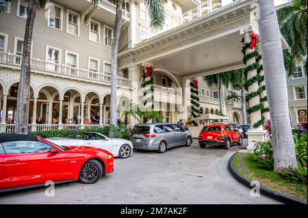 Honolulu, Hawaï - 29 décembre 2022: Le monument Moana Surfrider décoré pour les célébrations de Noël. Banque D'Images