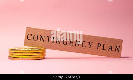 Inscription AU PLAN D'URGENCE. Il a été pris dans le studio écrit sur un cadre en bois. arrière-plan blanc. Banque D'Images